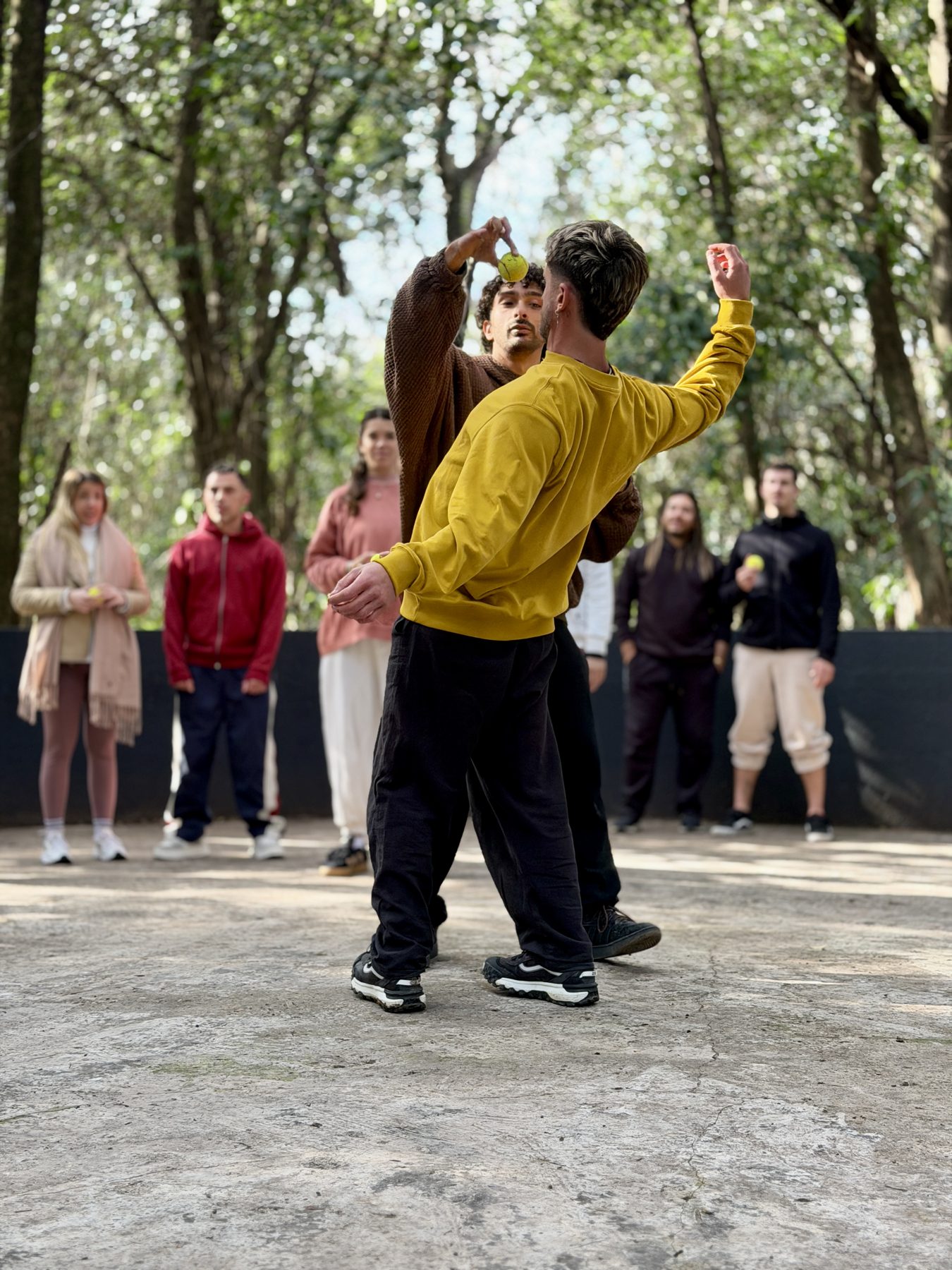 Santi guiando en el retiro